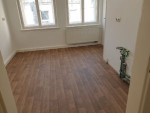 Küche mit PVC-Belag, 2 Fenster und weiße Wände