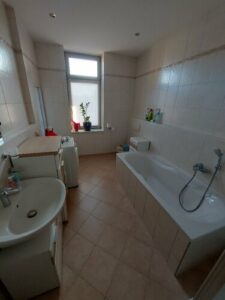 Fußbodenfliesen und Wandfliesen, weiße Badewanne