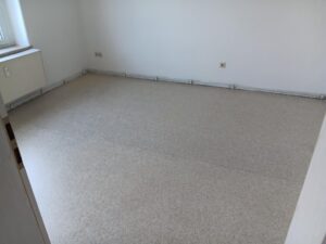 Küche mit grauem PVC-Belag
