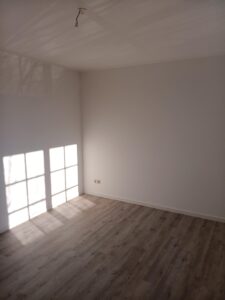 brauner Parkettfußboden, weiße Wände