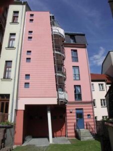 Außenansicht der Reichenberger Str. 52 - ein rosafarbenes mehrgeschossiges Gebäude