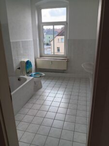 Bad mit Fliesenboden und Fenster