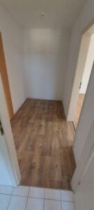 Leerer Flur mit Laminatboden