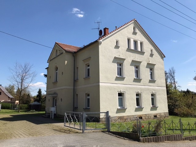 Fassade des Hauses im Sonnenschein