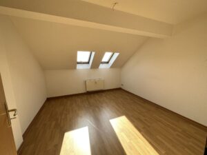 Schlafzimmer mit Laminat, 2 Dachliegefenster, Dachschräge und Heizkörper