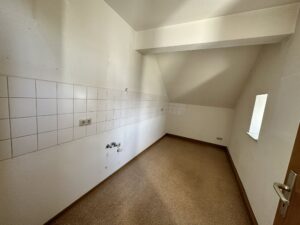 Küche mit PVC-Boden, Dachschräge und Fenster