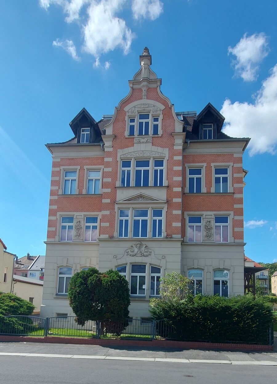 Außenansicht Rathenaustraße 19, Altbau mit weißen Fenstern und rosafarbener-hellgrauer Fassade