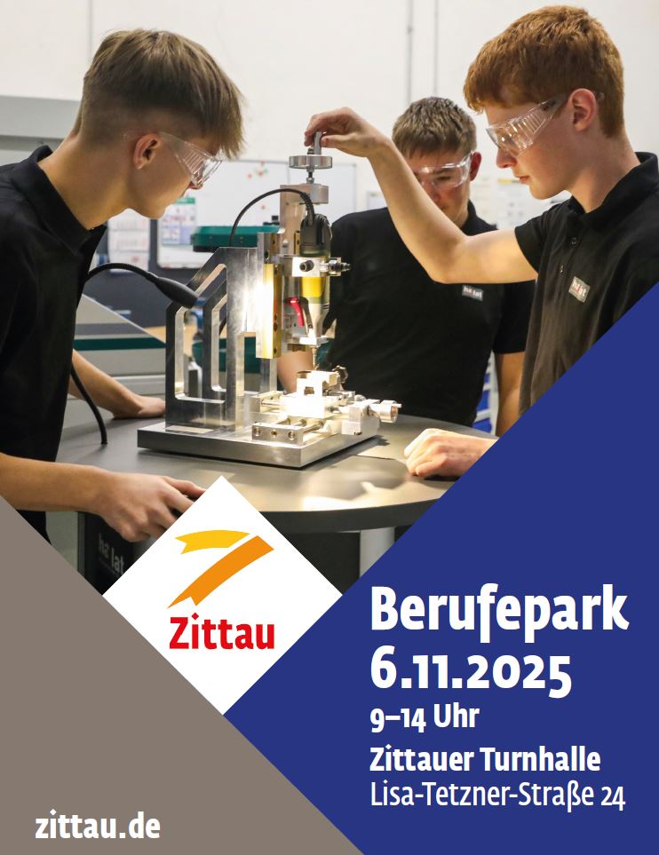 Dekoratives Bild mit 3 Schülern, die eine Maschine ausprobieren. Zusehen ist auch das Logo der Stadt Zittau und der Schriftzug 