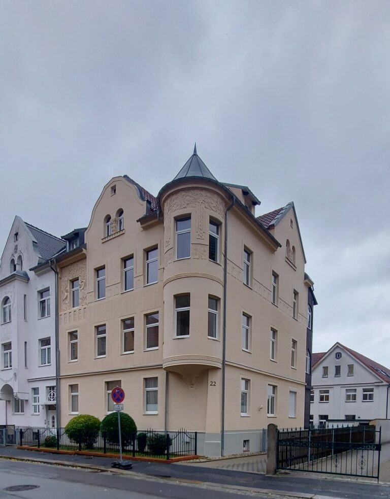 straßenseitige Außenansicht Goethestraße 22, beige Fassade, Türmchen am rechten Gebäuderand
