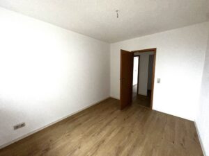 braune Laminat, weiße Wände, braune Tür