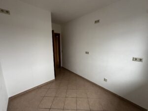 Küche mit Fliesenfußboden und weißen Wänden