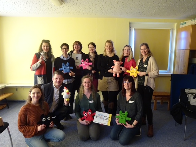 Zusehen ist eine Gruppe von Mitarbeiter des Kinderlandes mit dem Oberbürgermeister von Zittau Herrn Zenker. Alle halten ein Plüschtier in der Hand.