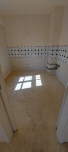 beigefarbener Linoleumbelag, weiß/schwarzer Fliesenspiegel